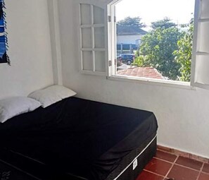 2 bedrooms, iron/ironing board, free WiFi