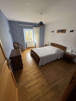 4 bedrooms, iron/ironing board, WiFi