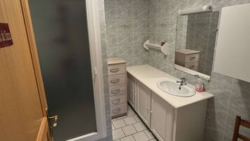 Douche, sĂšche-cheveux