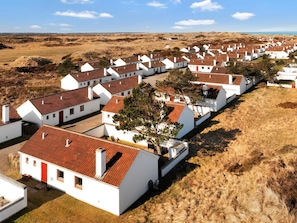 A coastal village with white houses, red roofs, and a sandy landscape. - 5 Star Holiday Home in Pandrup (Pandrup)