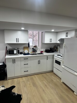 Kjøleskap, mikrobølgeovn, ovn og kokeplater