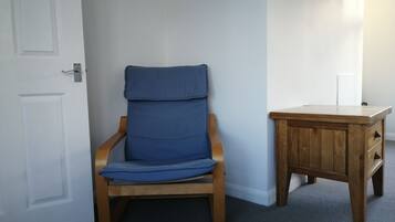 Deluxe Triple Room | 1 bedroom, blackout drapes, iron/ironing board, bed sheets