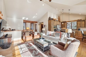 House, 4 Bedrooms | Living area