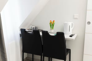 Quarto triplo clássico, vista para a cidade | Escrivaninha, Wi-Fi de cortesia