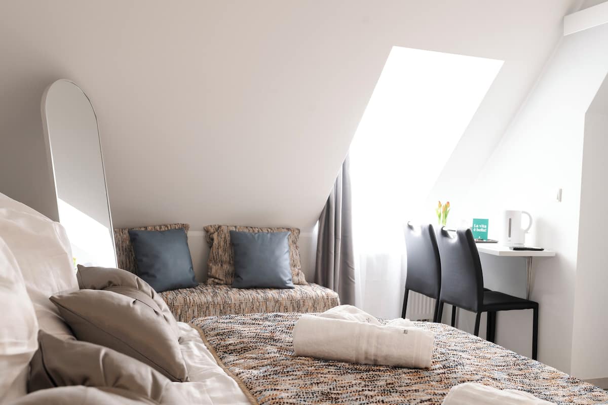 Classic Triple Room, City View | Meja, Wi-fi percuma