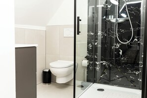 Classic Triple Room, City View | Bathroom | Shower, hair dryer, towels, soap - Im Ort Übernachten (Warendorf)