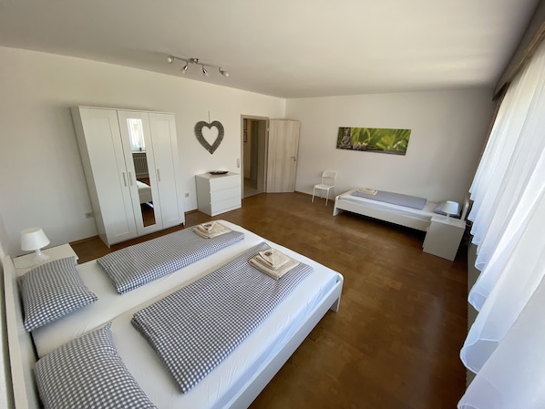 10 chambres, fer et planche à repasser, Wi-Fi, draps fournis