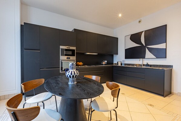 Kühlschrank, Wasserkocher mit Kaffee-/Teezubehör