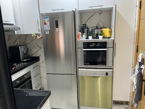Kühlschrank, Mikrowelle, Ofen, Geschirrspüler