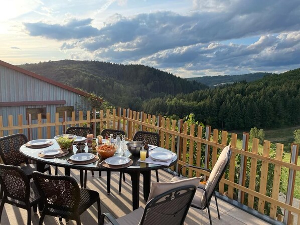 Outdoor dining - Half-timbered house in the countryside (Weinheim)