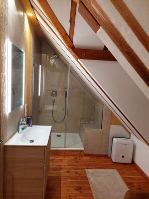 Shower, hair dryer, towels, soap - Half-timbered house in the countryside (Weinheim)