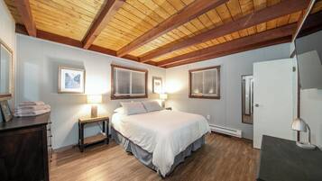 3 bedrooms, desk, WiFi, bed sheets