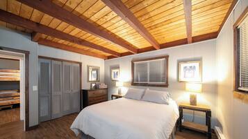 3 bedrooms, desk, WiFi, bed sheets