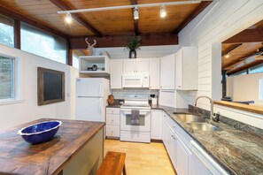 冷蔵庫、電子レンジ、オーブン、コンロ