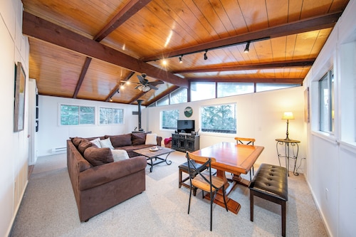 Peaceful chalet near Bromley, Magic, Okemo, Mount Snow, and Stratton