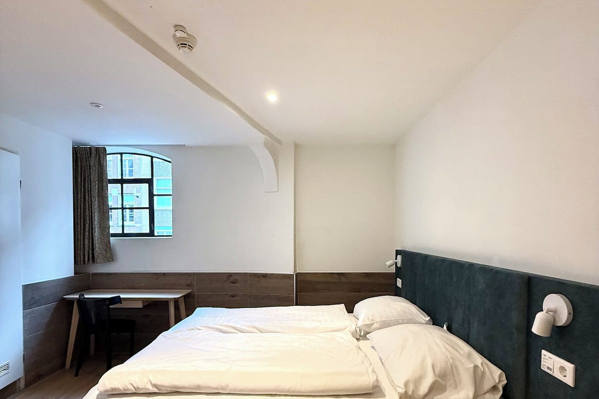 Dobbeltrom – basic | Skrivebord, wi-fi (inkludert) og sengetøy