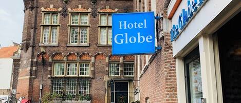 Vista frontal de la propiedad