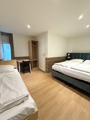 Quarto triplo | Escrivaninha, Wi-Fi de cortesia, roupa de cama