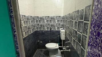 Khăn tắm, xà phòng, dầu gội, giấy vệ sinh