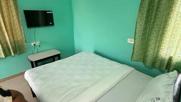 2 phòng ngủ, bàn, khu vực làm việc phù hợp cho laptop