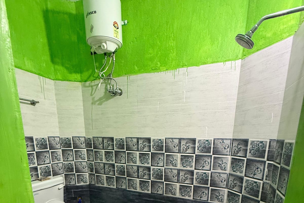 Towels, soap, shampoo, toilet paper