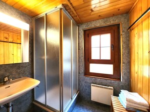 Dusche, Haartrockner, Handtücher, Toilettenpapier