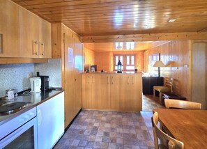 Kühlschrank, Ofen, Herdplatte, Wasserkocher mit Kaffee-/Teezubehör