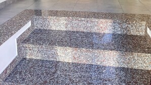 Un couloir doté d’un sol carrelé, d’un mur d’accent bleu et d’une porte ornée d’une décoration en silhouette.