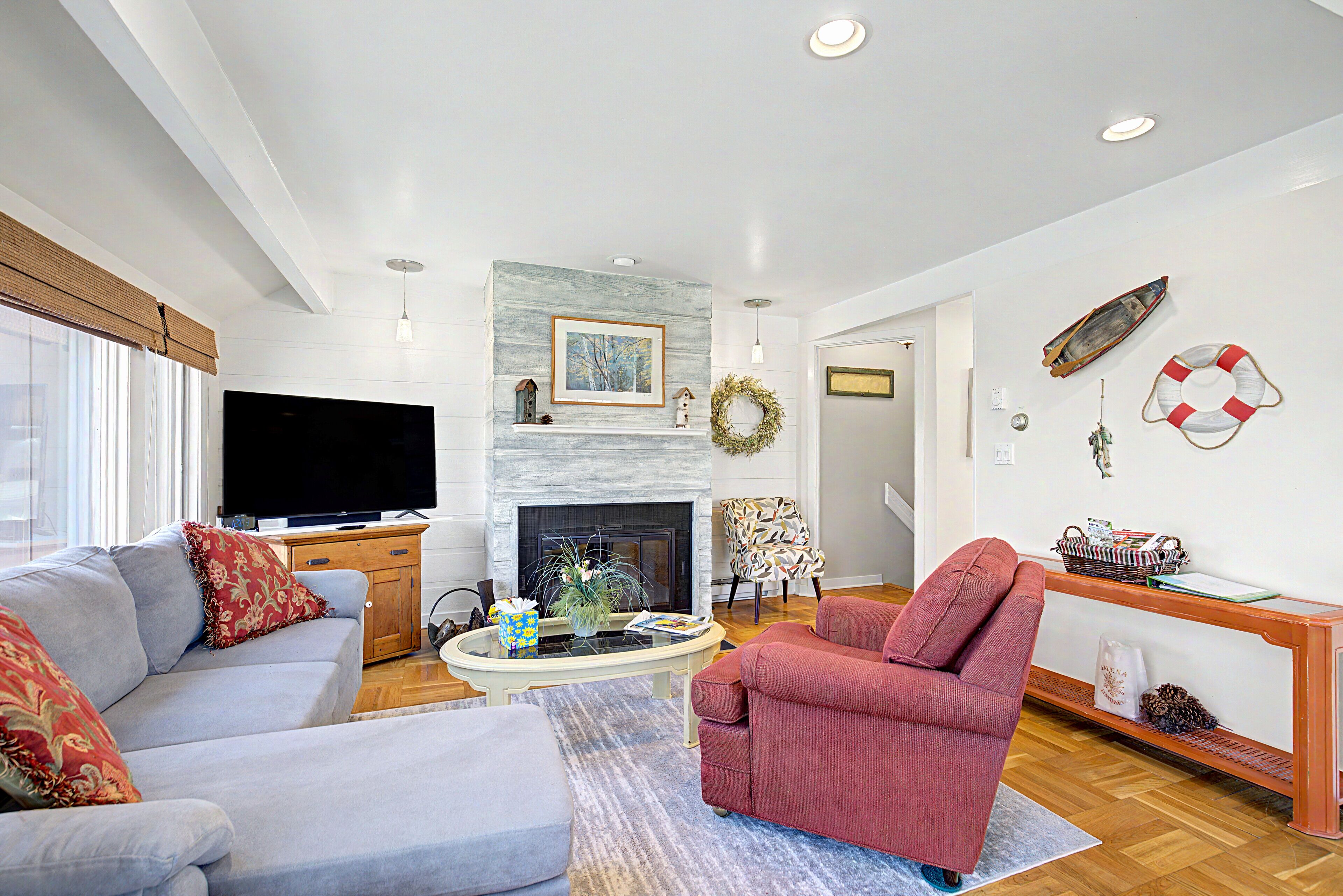 Smart TV, fireplace