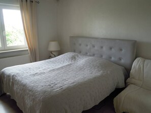 3 habitaciones, tabla de planchar con plancha, wifi y ropa de cama 