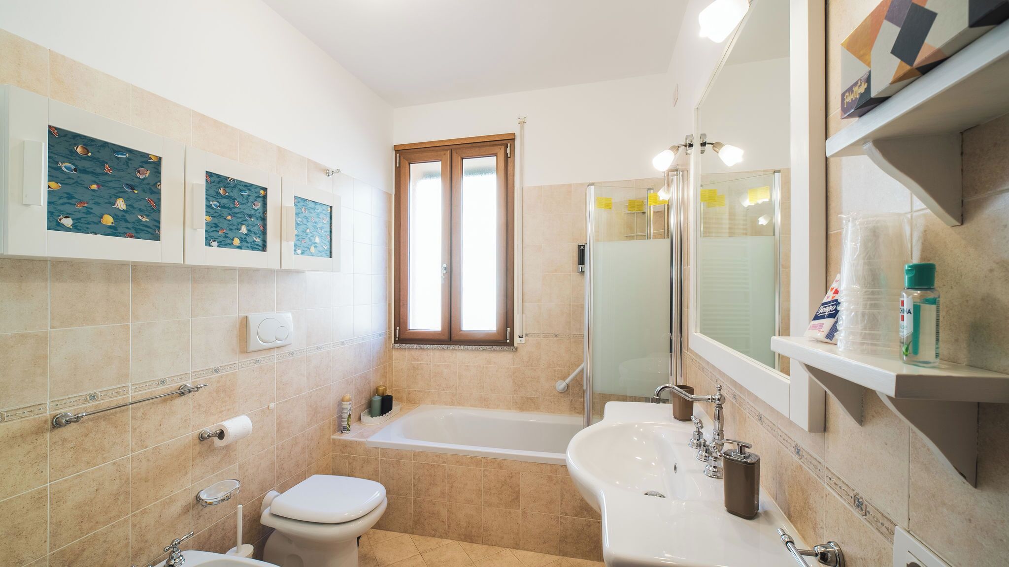 Douche, sèche-cheveux, bidet, serviettes fournies