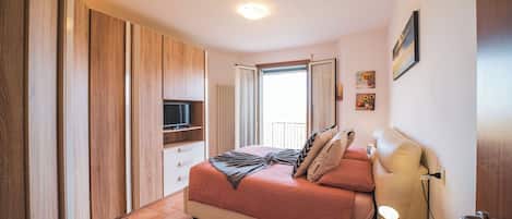 2 habitaciones, escritorio y tabla de planchar con plancha