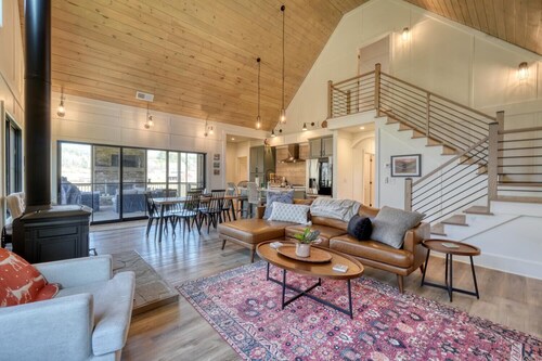 River Run Retreat -3BR, dog-friendly, in Suches w/views, wifi, & wood fireplace!