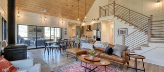 River Run Retreat -3BR, dog-friendly, in Suches w/views, wifi, & wood fireplace!