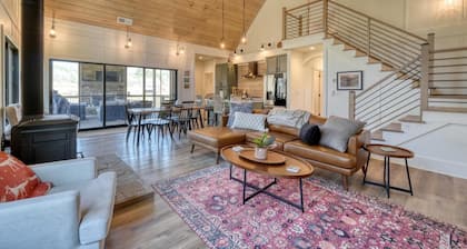 River Run Retreat -3BR, dog-friendly, in Suches w/views, wifi, & wood fireplace!