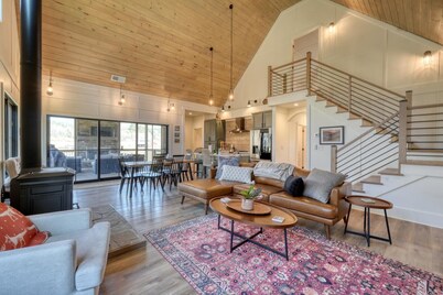 River Run Retreat -3BR, dog-friendly, in Suches w/views, wifi, & wood fireplace!