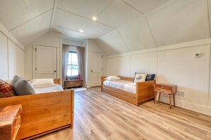 3 habitaciones, escritorio, tabla de planchar con plancha y wifi gratis