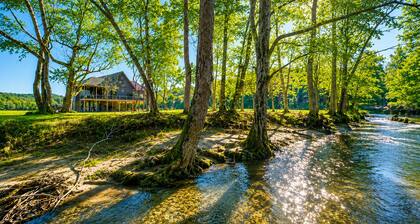 River Run Retreat -3BR, dog-friendly, in Suches w/views, wifi, & wood fireplace!