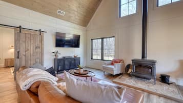 Smart-tv och eldstad