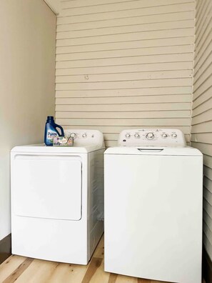 Interior - House of Color A / KING 1BD/1BA Apt (Evansville)