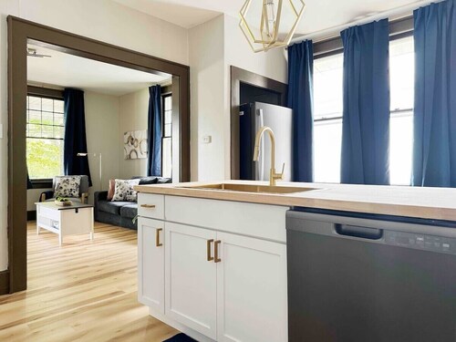 House of Color A / KING 1BD/1BA Apt