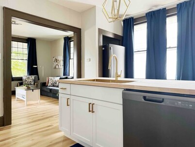 House of Color A / KING 1BD/1BA Apt