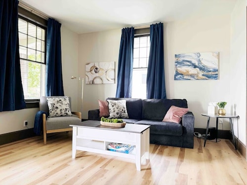 House of Color A / KING 1BD/1BA Apt