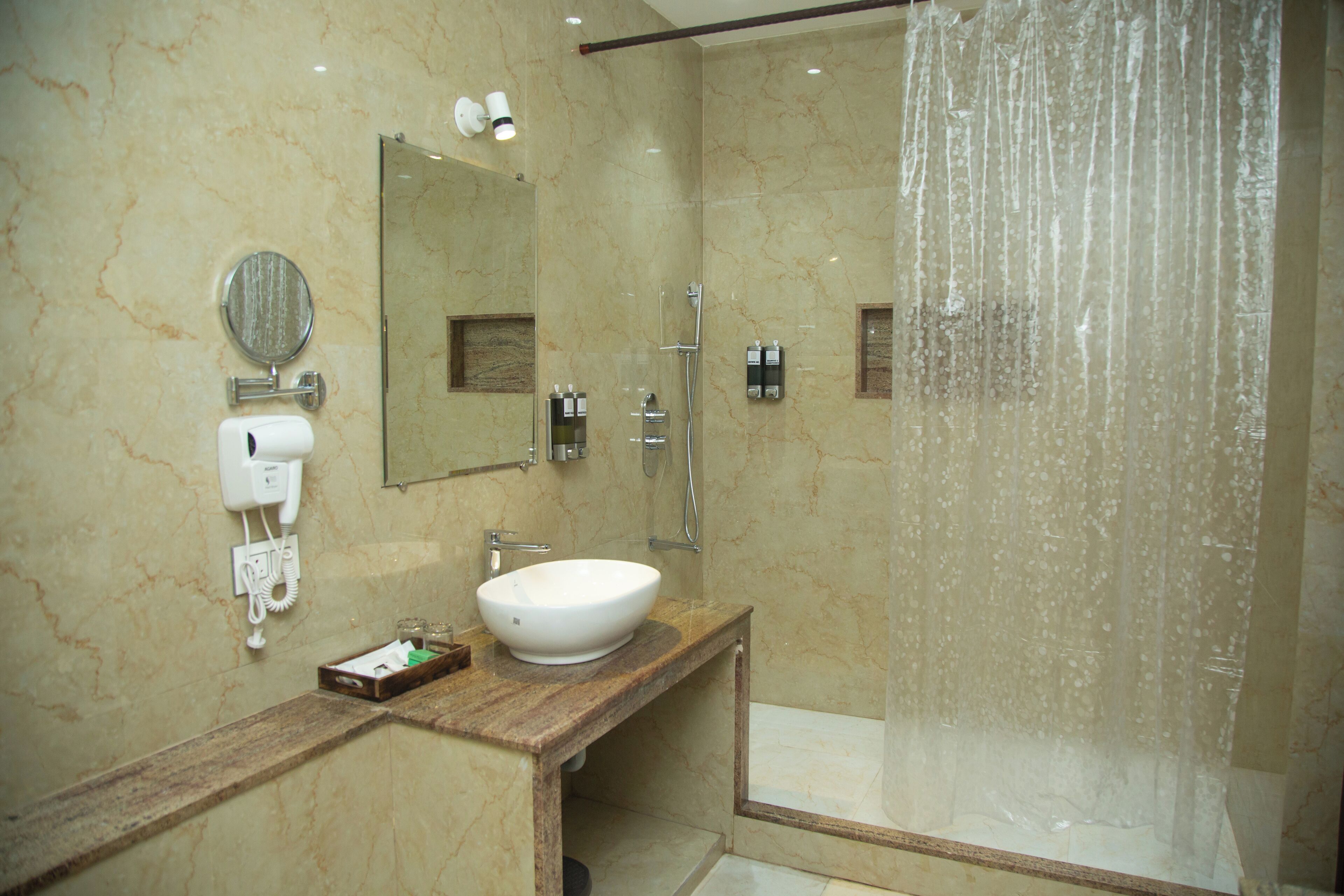 Douche, sèche-cheveux, chaussons, serviettes fournies