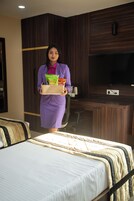 Habitación de hotel con cama, escritorio y armario.
