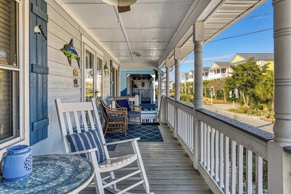 Terrace/patio - Sun, Sand, and Serenity - 3 Bedroom Dog Friendly Cottage Steps from the Beach (Garden City Beach)