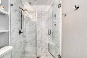 Douche, serviettes fournies