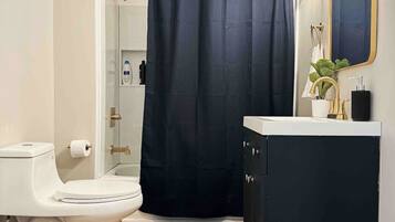 SĂšche-cheveux, bidet, serviettes fournies, savon