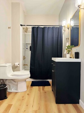 Een haardroger, een bidet, handdoeken, zeep