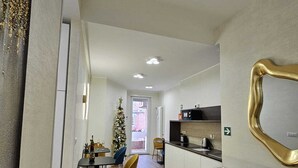 A modern kitchen with a wooden countertop and a gold-framed mirror. - Suite with jacuzzi near Vatican (Room 1) (Roma)